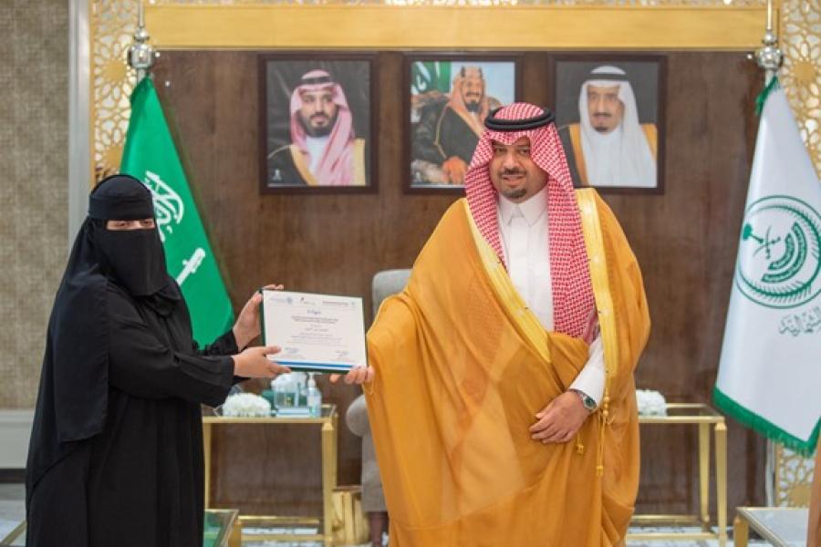 سلّم صاحب السمو الملكي فيصل بن خالد بن سلطان أمير منطقة الحدود الشمالية الشهادات للمشاركين وكرمهم